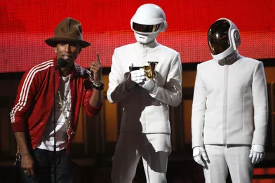 Pharrell Williams accepte la récompense du meilleur enregistrement pour «Get Lucky». Derrière lui, les Daft Punk sont restés casqués et n'ont pas prononcé un mot. 