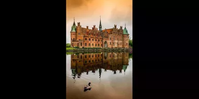 C’est un château situé sur l'île de Fionie au Danemark. Il se trouve au milieu d'un petit lac. Il possède de sublimes jardins pour le plus grand plaisir des touristes. Le château abrite plusieurs musées dont un du motocycle et un autre consacré aux automobiles anciennes.(voir l’épingle)Suivez nous sur Pinterest !