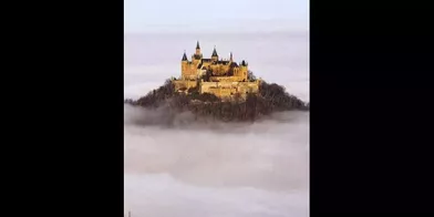 Ce sublime château est situé en Allemagne, perché à une altitude de presque 900 mètres. Il est le fief ancestral de l’ancienne famille royale. Sa version définitive a été érigée en 1454, le premier château ayant été détruit au cours d’un siège. (voir l’épingle)Suivez nous sur Pinterest !