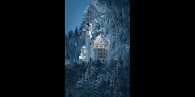 C’est un château relativement récent, sa construction débutât en 1868. C’est un château dont l’architecture évoque les contes féériques situé en Allemagne.(voir l’épingle)Suivez nous sur Pinterest !