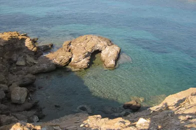 Localisation: archipel du DodekanisaDéveloppement: pas développéTaille: 22 hectaresL’île de Stroggilo pourrait bien intéresser les promoteurs de vacances de luxe. Grâce à sa proximité avec l’île de Marathos, qui est un endroit prisé des vacanciers, «elle est le choix idéal pour le développement touristique», peut-on lire dans la description du bien. En plus d’un point d’eau douce, l’île est dotée d’une plage naturelle de 110 mètres de long.