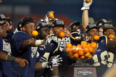 LesYellow Jackets de Georgia Tech célèbrent avec des oranges leur nouveau trophée : l'Orange Bowl,un match defootball américainde niveau universitaire qu'ils ont remporté face auxBulldogs deMississippi State.
