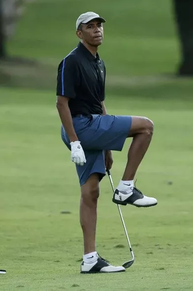 Barack Obama , lui, préfèrese détendre au golf, à Hawaii.