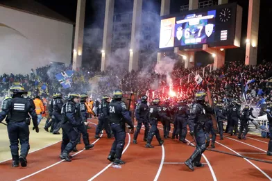 Après la qualification de leur équipe en finale de laCoupe de la Ligue contre Monaco, une centaine de supporters bastiais, repoussés par les CRS, ont envahi le terrain monégasque.