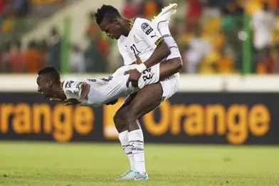 LesghanéensJohn Boye et Harrison Afful célèbrent à leur manière la victoire de leur équipe face à la Guinée Equatoriale, en demi-finale de la Coupe d'Afrique des Nations.