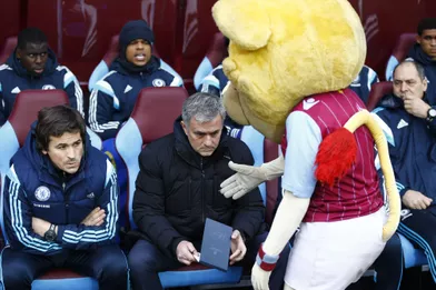 L'entraîneur de Chelsea JoseMourinho reste impassible face à la mascotte d'Aston Villa, adversaire de son équipe.
