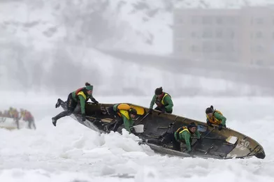 L'équipe Bota Bota est en passe de remporter la traditionnelle compétition de canot à glace,sur le fleuve Saint-Laurent,organisée lors du Carnaval de Québec