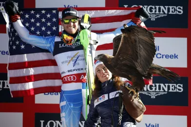 Un aigle est venu participer au podium dusuper-combiné des Mondiaux de ski alpin, à Beaver Creek, dans le Colorado. Ici l'Américain Ted Ligety savoure satroisièmeplace et admire la scène.