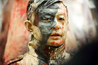 Son premier cliché, Liu Bolin l’a fait en 2005 devant les ruines de son atelier, à Pékin, qui venait d’être détruit par les autorités. Depuis, ses photos performances, qui se vendent de 7 000 à 15 000 euros, ont fait le tour du monde. Ci-dessus: de la vaseline protège son visage des irritations et forme un film, sur lequel adhère la peinture, qu’il retire ensuite comme un masque.