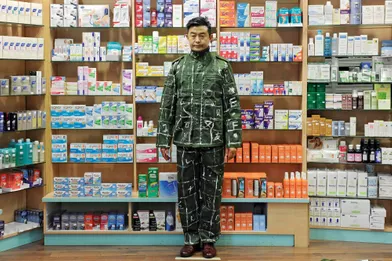 Le 19 mai, Liu Bolin a choisi de dénoncer le scandale du lait frelaté en Chine… à sa manière. Son support de travail : une tenue militaire chinoise qu’il a quadrillée.
