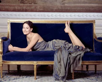 « Dans une suite de l'hôtel de Crillon, Marie, qui s'avoue très coquette, joue les vamps dans une robe de Rochas. » - Paris Match n°2534, 18 décembre 1997