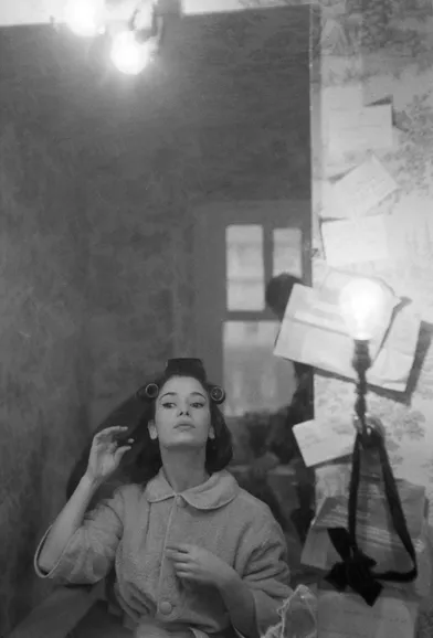 Marie-José Nat, dans sa loge du Théâtre du Palais-Royal, où elle jouait« Un dimanche à New York »,en décembre 1962.