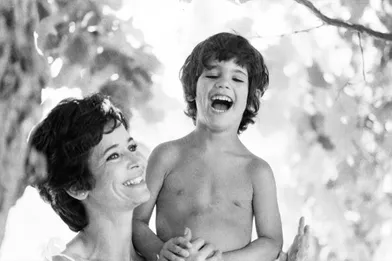 Marie-José Nat avec son fils Julien, 4 ans, en août 1977.