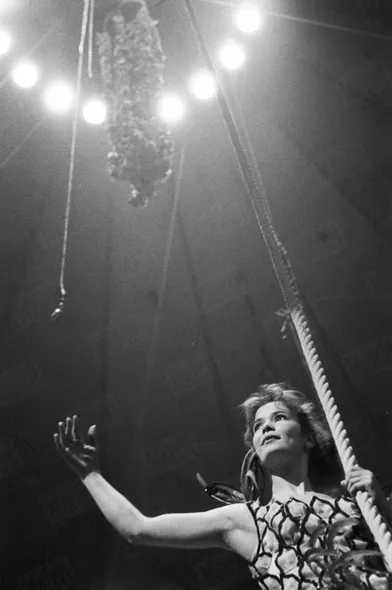Marie-José Nat, répétant son numéro de corde pour le gala de l'Union des artistes, en mars 1959, au Cirque d'Hiver. Sa première apparition dans Paris Match.