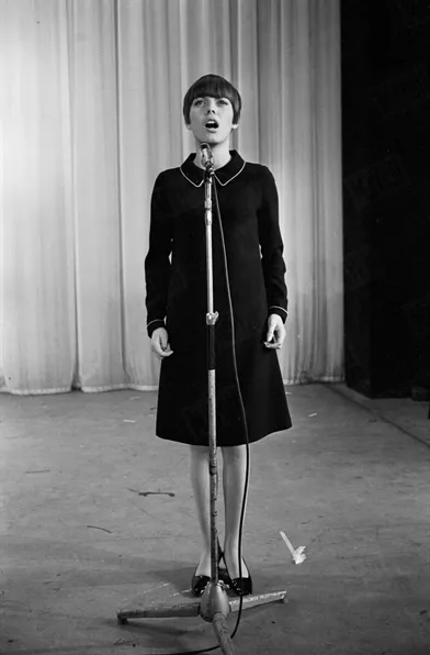 Mireille Mathieu lors du « Sacha Show à l'Olympia », l'émission télévisée de Sacha Distel, le 28 décembre 1965.