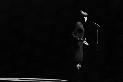 Mireille Mathieu lors du « Sacha Show à l'Olympia », l'émission télévisée de Sacha Distel, le 28 décembre 1965.