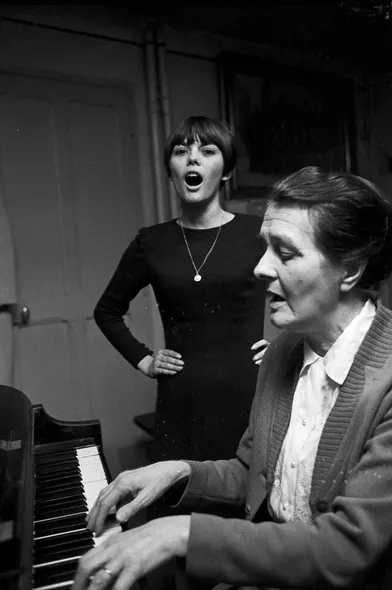 Mireille Mathieu répète avec sa professeure de chantLaure Collière, en Avignon, janvier 1966.
