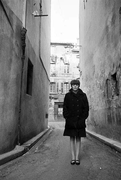Mireille Mathieu pour Paris Match, dans les rues d'Avignon, janvier 1966.