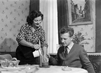 « Cette blouse qu'elle présentait pour sa dernière photo de mode lui a été donnée par le couturier. Elle l’a remise pour son premier petit déjeuner conjugal. Sa garde- robe est bien fournie : 1 manteau, 4 tailleurs et 9 robes. Mais les jeunes époux n'ont pas encore de meubles. Ils viennent de trouver à Palaiseau un appartement de quatre pièces. » - Paris Match n°287, 25 septembre 1954