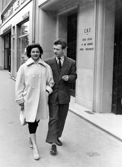« Le lendemain de leur mariage, Sylviane et Michel se sont fait photographier, à l'endroit même où cinq ans auparavant un photographe ambulant avait fait leur première photo. » - Paris Match n°287, 25 septembre 1954