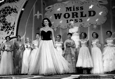 Denise Perrier, dauphine de Sylviane Carpentier et sa remplaçante au concours de Miss Monde qu'elle remporte, le 7 novembre 1953.