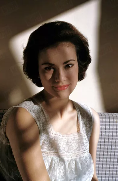Claudine Auger pose pour Match à Londres, à l'occasion du concours Miss Monde 1958, où elle a été désignée 1ère Dauphine.