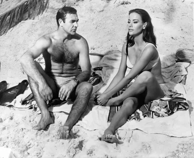 Claudine Auger et Sean Connery dans le quatrième film de la saga James Bond, &quot;Opération Tonnerre&quot; (&quot;Thunderball&quot;), réalisé par Terence Young en 1965.