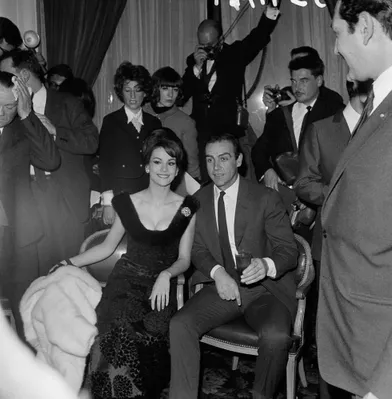 Claudine Auger et Sean Connery lors de la promotion du film&quot;Opération Tonnerre&quot; (&quot;Thunderball&quot;),quatrième épisode de la saga James Bond,en février 1965.