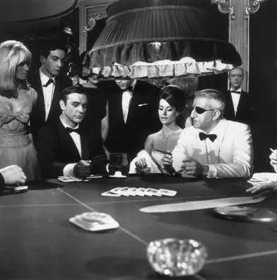 Claudine Auger, entre Sean Connery et Adolfo Celi dans &quot;Opération Tonnerre&quot; (&quot;Thunderball&quot;), quatrième film de la saga James Bond, réalisé par Terence Young en 1965.