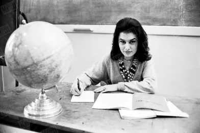 « Miss France dans sa classe de math : ses élèves la surnomment Cléopâtre. » - Paris Match n°718, daté du 12 janvier 1963.