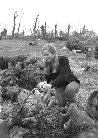 Jeanne Beck dans la ferme de ses parents à Saint-Pierre-du-Mont, dans le Calvados, en janvier 1967.
