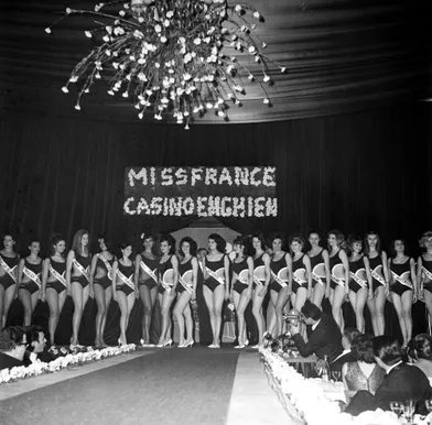 L'élection de Miss France 1967, au casino d'Enghien en décembre 1966. Jeanne Beck est la quatrième en partant de la gauche.