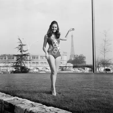 Christiane Lillio, élue Miss France 68, photographiée devant la Tour Eiffel, le 8 janvier 1968.