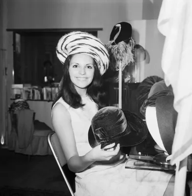 Christiane Lillio, Miss France 68, essaie des chapeaux chez la modiste Mad Mancy, à Paris, le 10 janvier 1968.