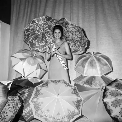 Christiane Lillio, Miss France 68, au milieu des parapluies, à Paris, le 18 janvier 1968.