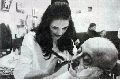 « C'est une des rares coiffeuses à faire la barbe au “coupe-chou” ; Christiane opère dans le salon de Monsieur Jo. Il dit d'elle : “C'est une championne !” » - Paris Match n°979, 13 janvier 1968