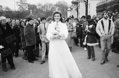 Paris Match a suivi Patricia Barzyk, Miss France 1980, à Londres où elle est venue - accompagnée de sa mère et de Geneviève de Fontenay - pour le concours de Miss Monde, le 13 novembre 1980.