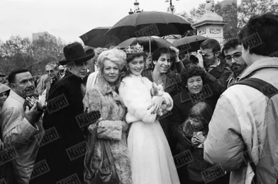 Paris Match a suivi Patricia Barzyk, Miss France 1980, à Londres où elle est venue - accompagnée de sa mère et de Geneviève de Fontenay - pour le concours de Miss Monde, le 13 novembre 1980.