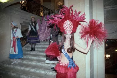 «Stressée Mareva ? Pensez-vous ! Dix minutes avant le début de l'élection, elle s'amusait à jouer les pom-pom girls à l'Opéra de Nancy en tenue tahitienne» - Paris Match n°2587, 24 décembre 1998