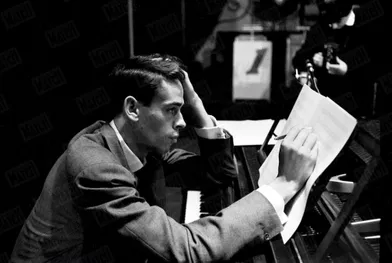 Dernières mises au point pour Jacques Brel, qui va se produire sur la scène de l'Olympia, le 10 octobre 1961.
