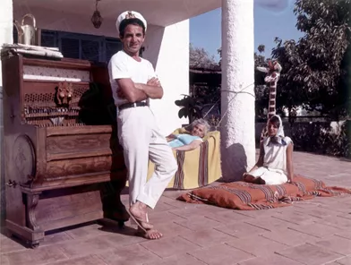 Charles Aznavour en vacances sur la Côte d'Azur avec sa famille en août 1963.