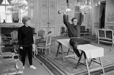 Jacques Chaban-Delmas, président de l'Assemblée nationale pour la troisième fois consécutive, à l'Hôtel de Lassay en compagnie de son épouse Marie-Antoinette, en avril 1967.