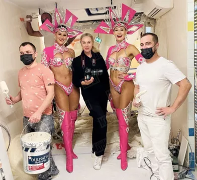 Notre photographeVlada Krassilnikova, entourée des Australiennes Georgia (à g.) et Katrina,au Moulin Rouge.