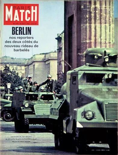La construction du mur de Berlin, en couverture du Paris Match n°646, daté du 26 août 1961.