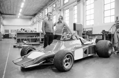 Niki Lauda (à g.) en février 1974, deux ans avant son accident, dans un atelier de l'usine Ferrari à Maranello, en compagnie du pilote Clay Regazzoni.