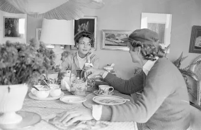 &quot;Marlène prépare elle-même le petit déjeuner : thé, confiture de fraise, jus d'organe. Niki ne suit pas de régime.&quot; - Paris Match n°1484, 4 novembre 1977