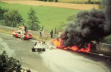 Le 1er août 1976, sur le circuit allemand du Nürburgring, la Ferrari de Niki Lauda part brusquement dans un mur puis s'embrase. Lechampion du monde en titrereste près d'une minute dans le cockpit, avant d'en être extrait par trois concurrents.