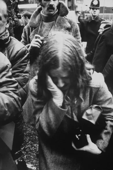 Des admiratrices en pleurs, devant la mairie londonienne de Marylebone, lors dumariage de Paul et Linda McCartney, le 12 mars 1969.