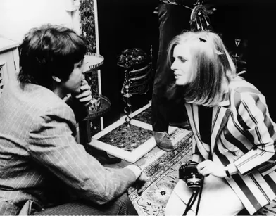 Linda Eastman discute avec Paul McCartney, lors de la presentation pour la presse de l'album des Beatles, &quot;Sgt Pepper's Lonely Hearts Club Band&quot;, le 19 mai 1967.Le couple s'est marié deux ans plus tard.