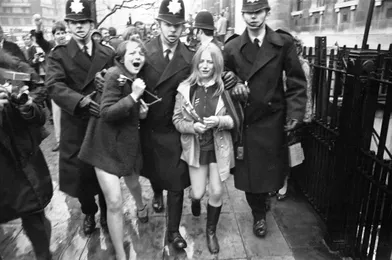 Des admiratrices en pleurs, devant la mairie londonienne de Marylebone, lors dumariage de Paul et Linda McCartney, le 12 mars 1969.
